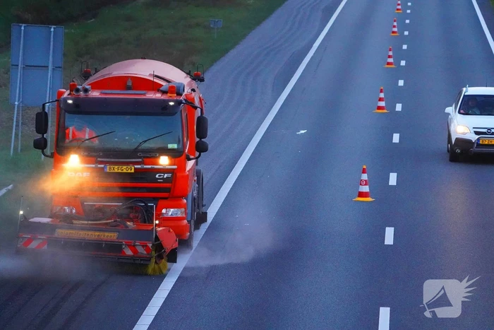 Rijstrook afgesloten door olieachtige substantie