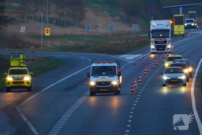 Rijstrook afgesloten door olieachtige substantie