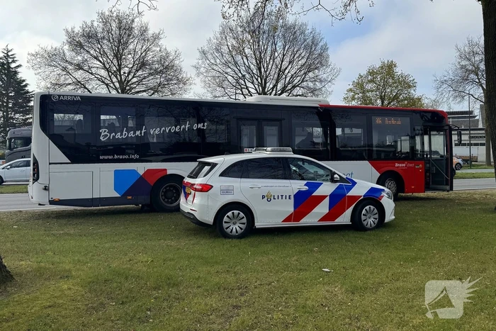 Stadsbus botst met auto doordat verkeerslichten niet werken