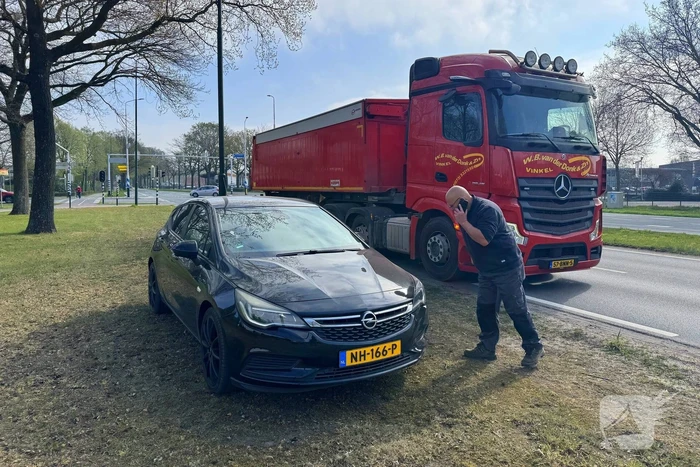 Vrachtwagen botst met auto doordat verkeerslichten niet werken