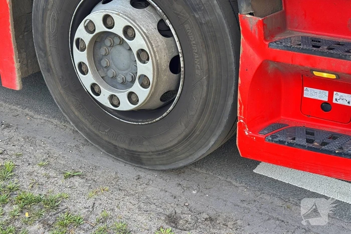 Vrachtwagen botst met auto doordat verkeerslichten niet werken