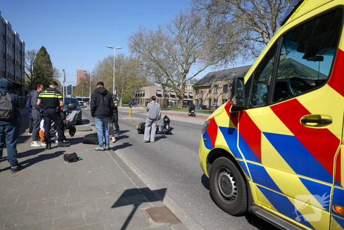 Dame op scooter gewond bij aanrijding met andere scooterrijder