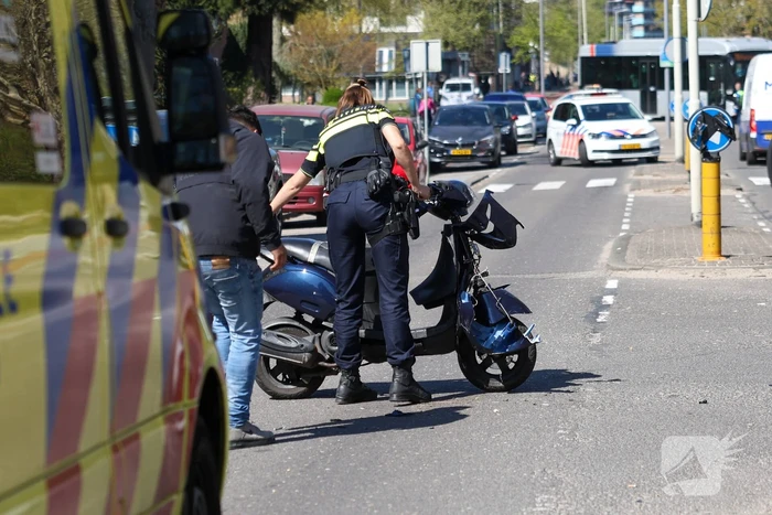 Dame op scooter gewond bij aanrijding met andere scooterrijder