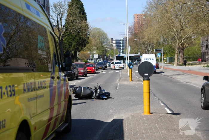 Dame op scooter gewond bij aanrijding met andere scooterrijder
