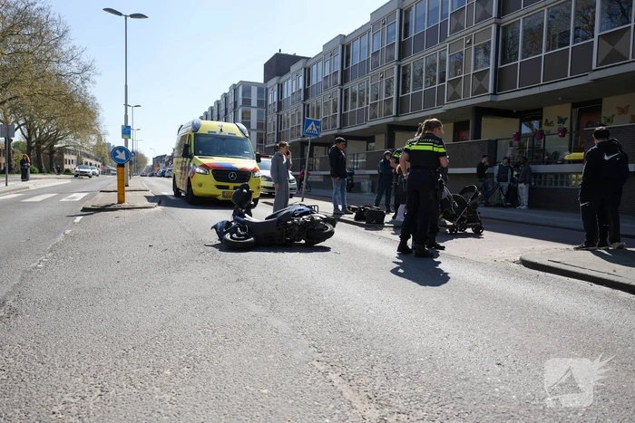 Dame op scooter gewond bij aanrijding met andere scooterrijder