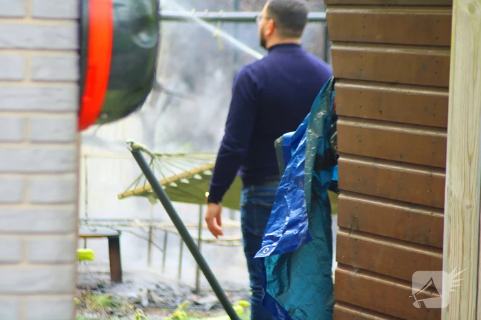 Brand in coniferenhaag snel onder controle