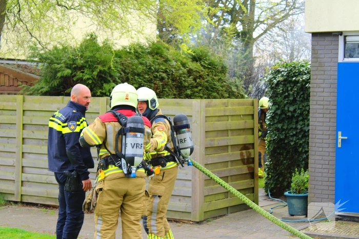 Brand in coniferenhaag snel onder controle