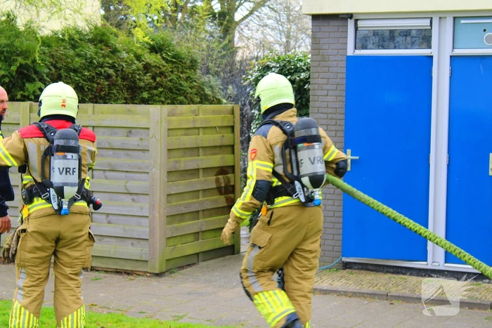 Brand in coniferenhaag snel onder controle