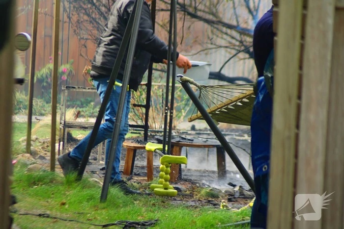 Brand in coniferenhaag snel onder controle