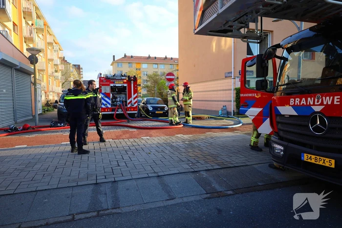 Brandweer schaalt op bij brand in woongebouw