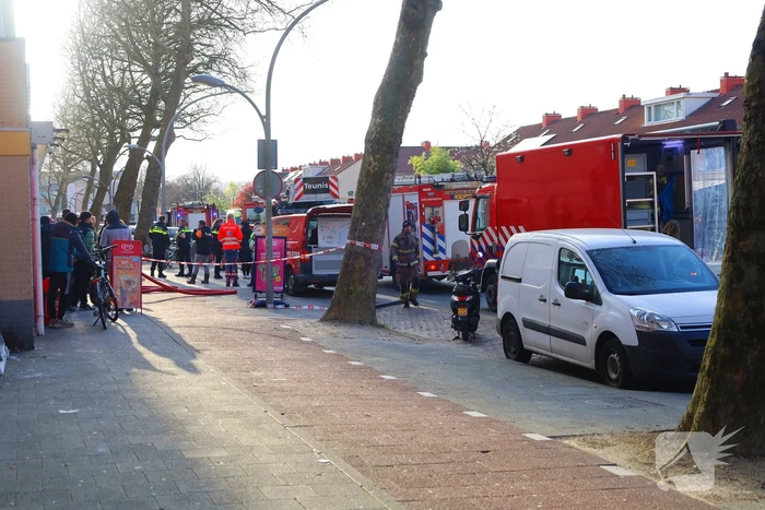 Brandweer schaalt op bij brand in woongebouw