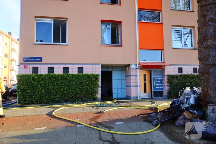 Brandweer schaalt op bij brand in woongebouw