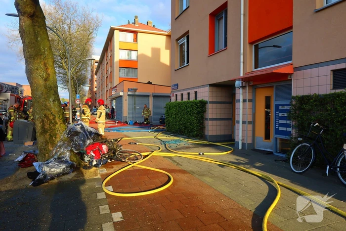 Brandweer schaalt op bij brand in woongebouw