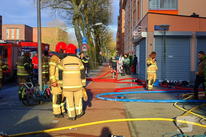Brandweer schaalt op bij brand in woongebouw
