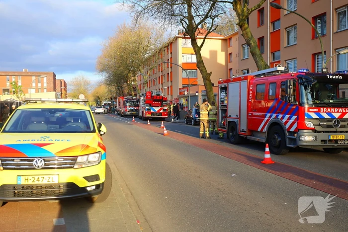 Brandweer schaalt op bij brand in woongebouw