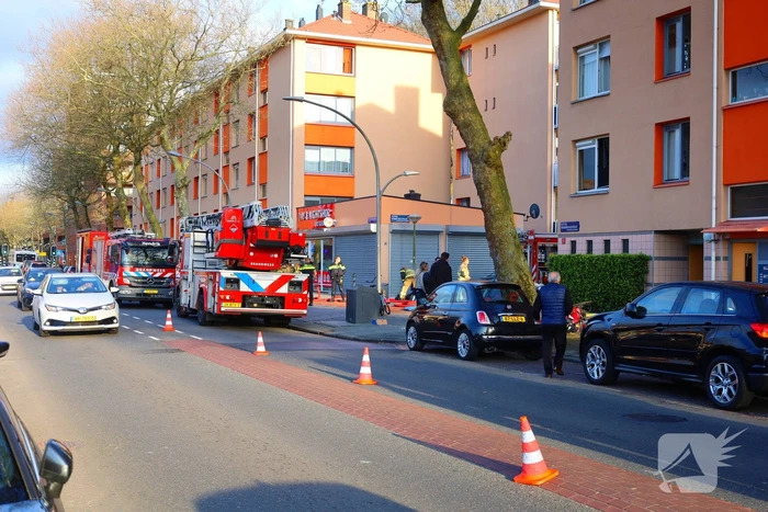 Brandweer schaalt op bij brand in woongebouw