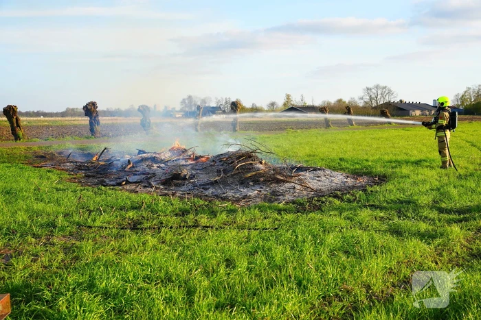Snoeihout in vlammen, boom snel geblust