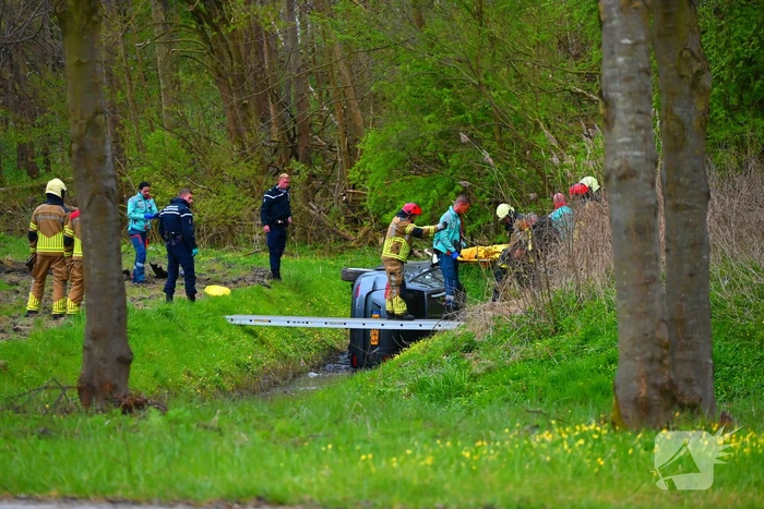 Automobilist belandt onderaan afrit in sloot en raakt gewond