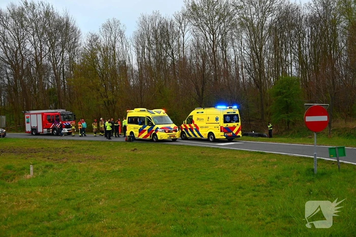 Automobilist belandt onderaan afrit in sloot en raakt gewond