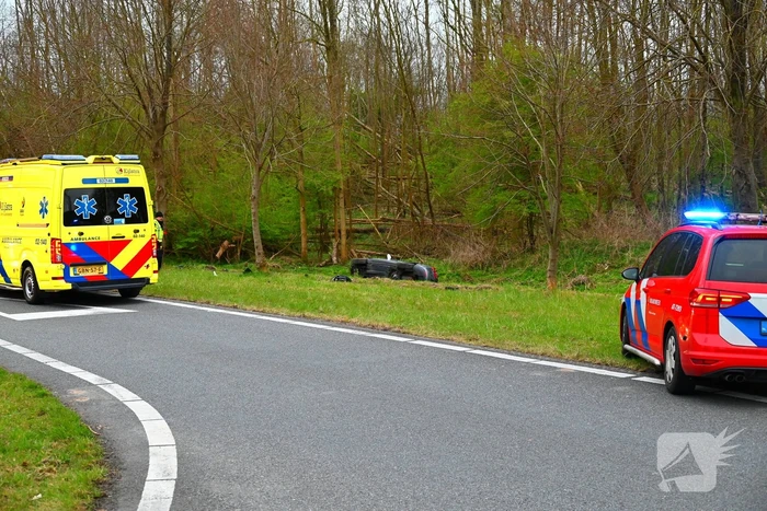 Automobilist belandt onderaan afrit in sloot en raakt gewond