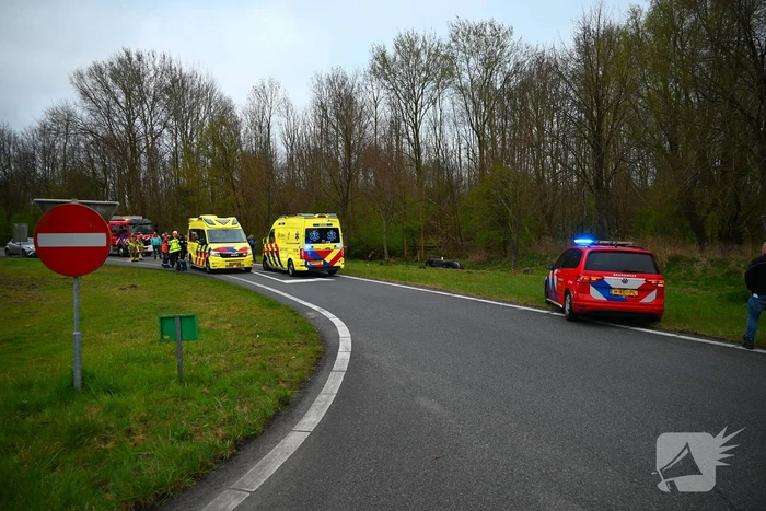 Automobilist belandt onderaan afrit in sloot en raakt gewond