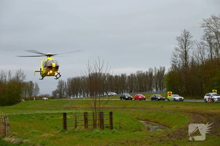 Automobilist belandt onderaan afrit in sloot en raakt gewond