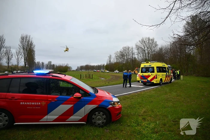 Automobilist belandt onderaan afrit in sloot en raakt gewond