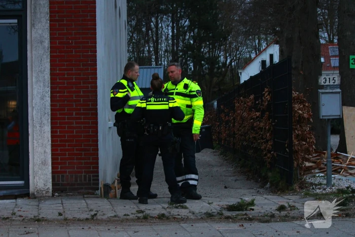 Automobilist botst met auto tegen geparkeerde auto en raakt gewond