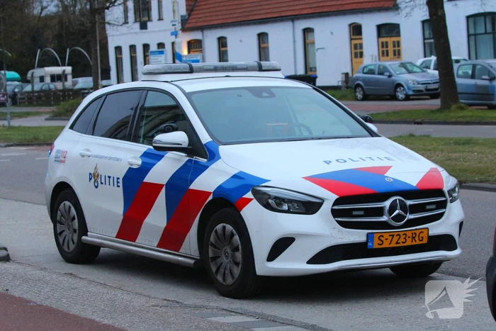 Automobilist botst met auto tegen geparkeerde auto en raakt gewond