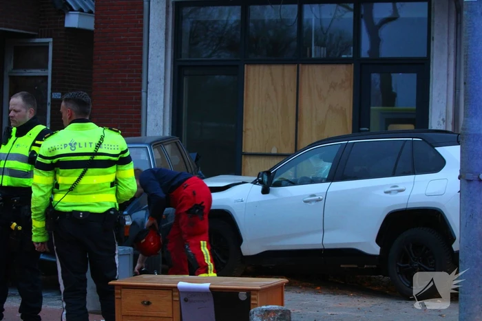 Automobilist botst met auto tegen geparkeerde auto en raakt gewond