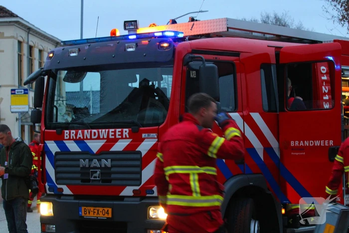 Automobilist botst met auto tegen geparkeerde auto en raakt gewond