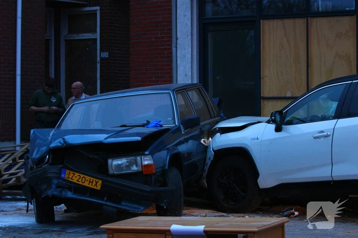 Automobilist botst met auto tegen geparkeerde auto en raakt gewond