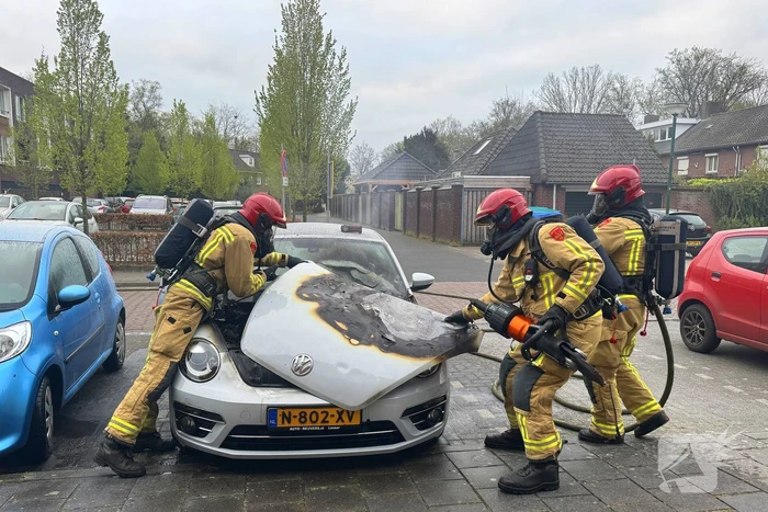 Voorzijde auto verwoest door brand tijdens rit
