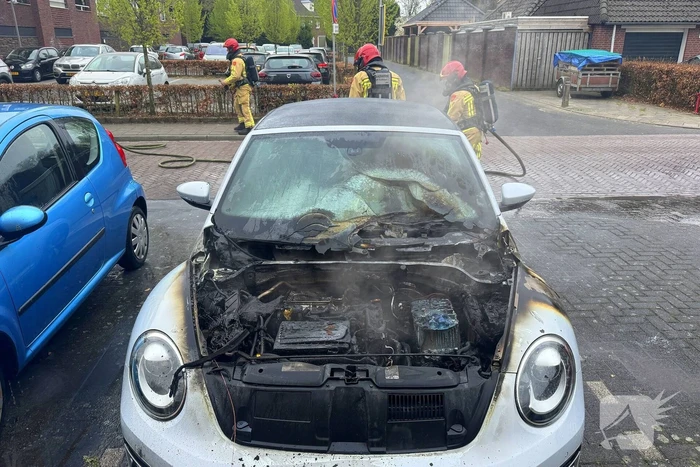 Voorzijde auto verwoest door brand tijdens rit