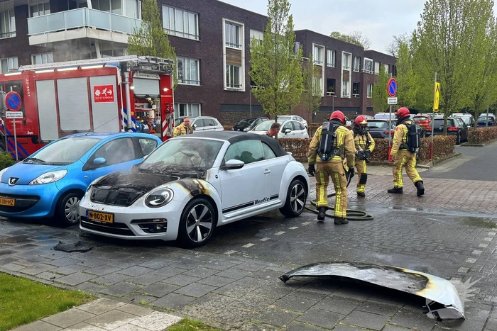 Voorzijde auto verwoest door brand tijdens rit