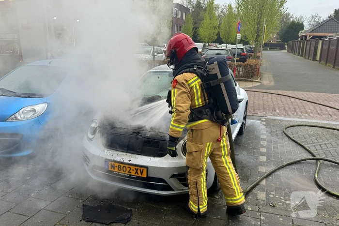 Voorzijde auto verwoest door brand tijdens rit