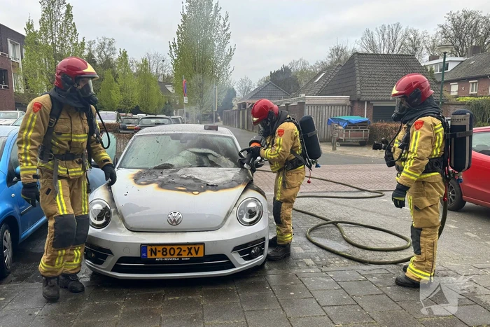Voorzijde auto verwoest door brand tijdens rit