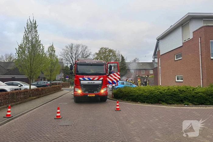 Voorzijde auto verwoest door brand tijdens rit