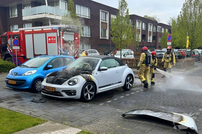 Voorzijde auto verwoest door brand tijdens rit