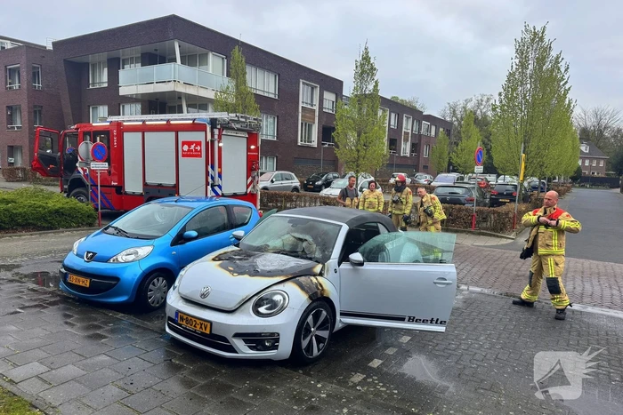 Voorzijde auto verwoest door brand tijdens rit