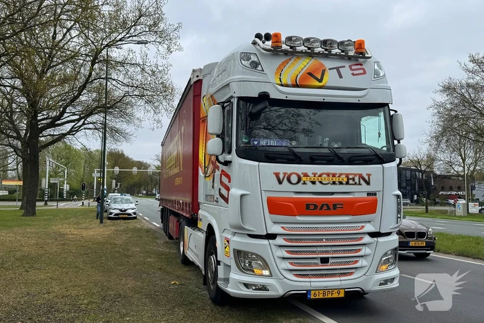 Lesauto en vrachtwagen in botsing