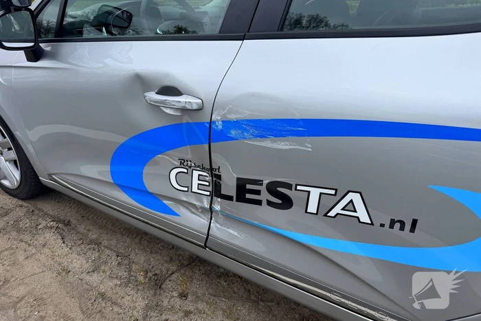 Lesauto en vrachtwagen in botsing