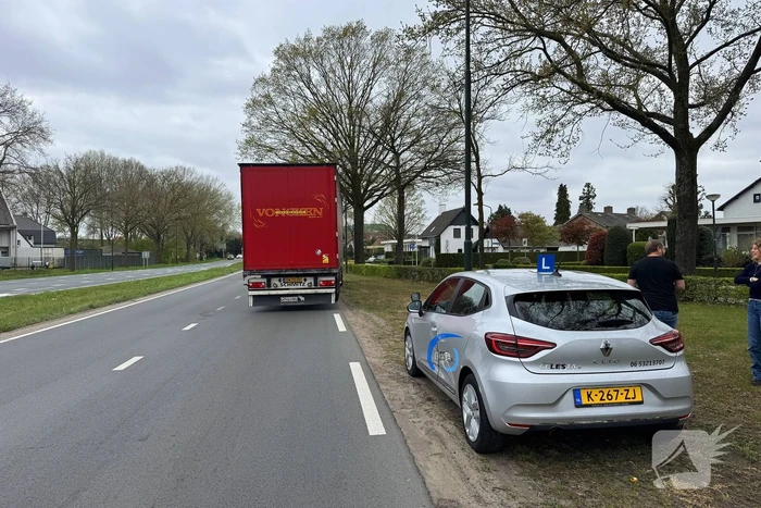Lesauto en vrachtwagen in botsing