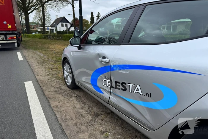 Lesauto en vrachtwagen in botsing