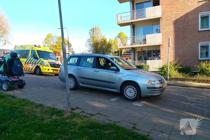 Automobilist ziet scootmobiel over het hoofd