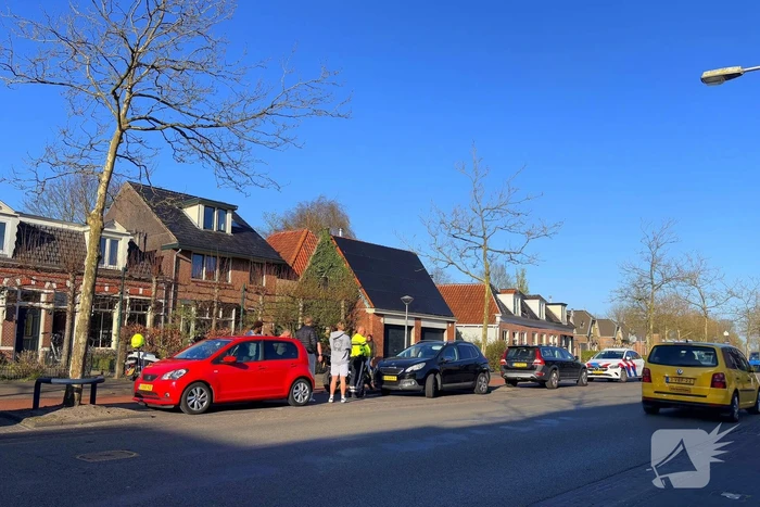 Fietser loopt hoofdwond op bij aanrijding met auto
