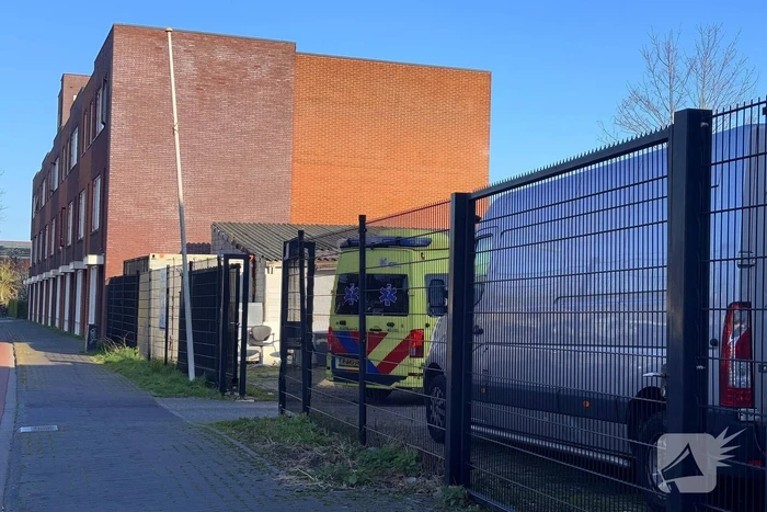 Fietser loopt hoofdwond op bij aanrijding met auto