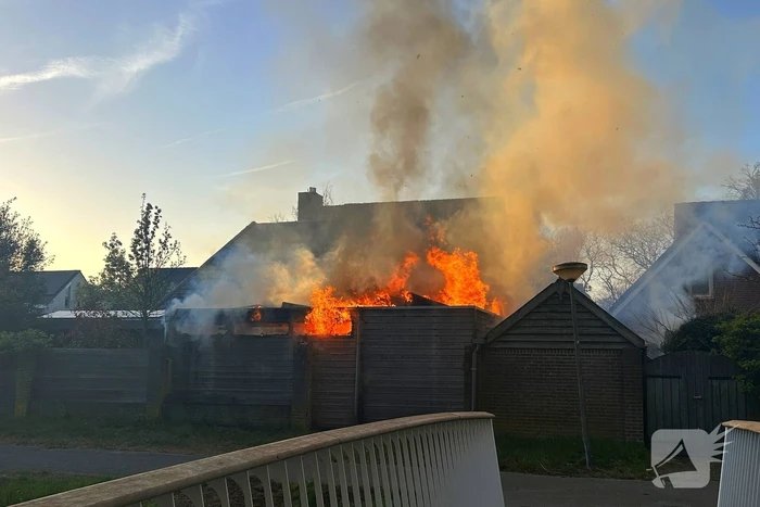 Uitslaande brand in achtertuin
