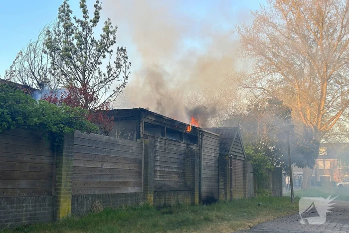 Uitslaande brand in achtertuin