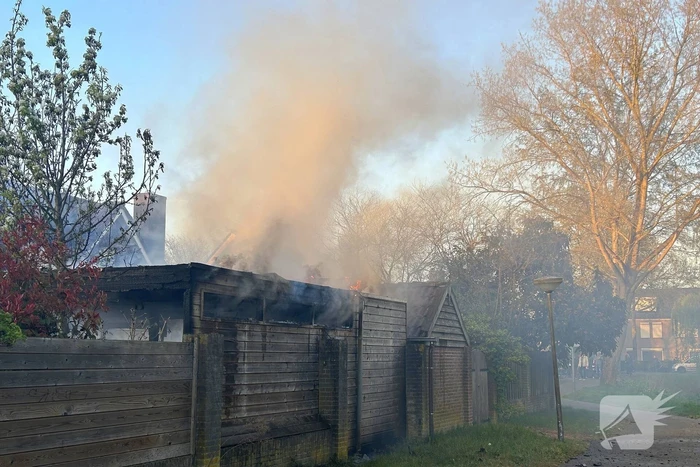 Uitslaande brand in achtertuin